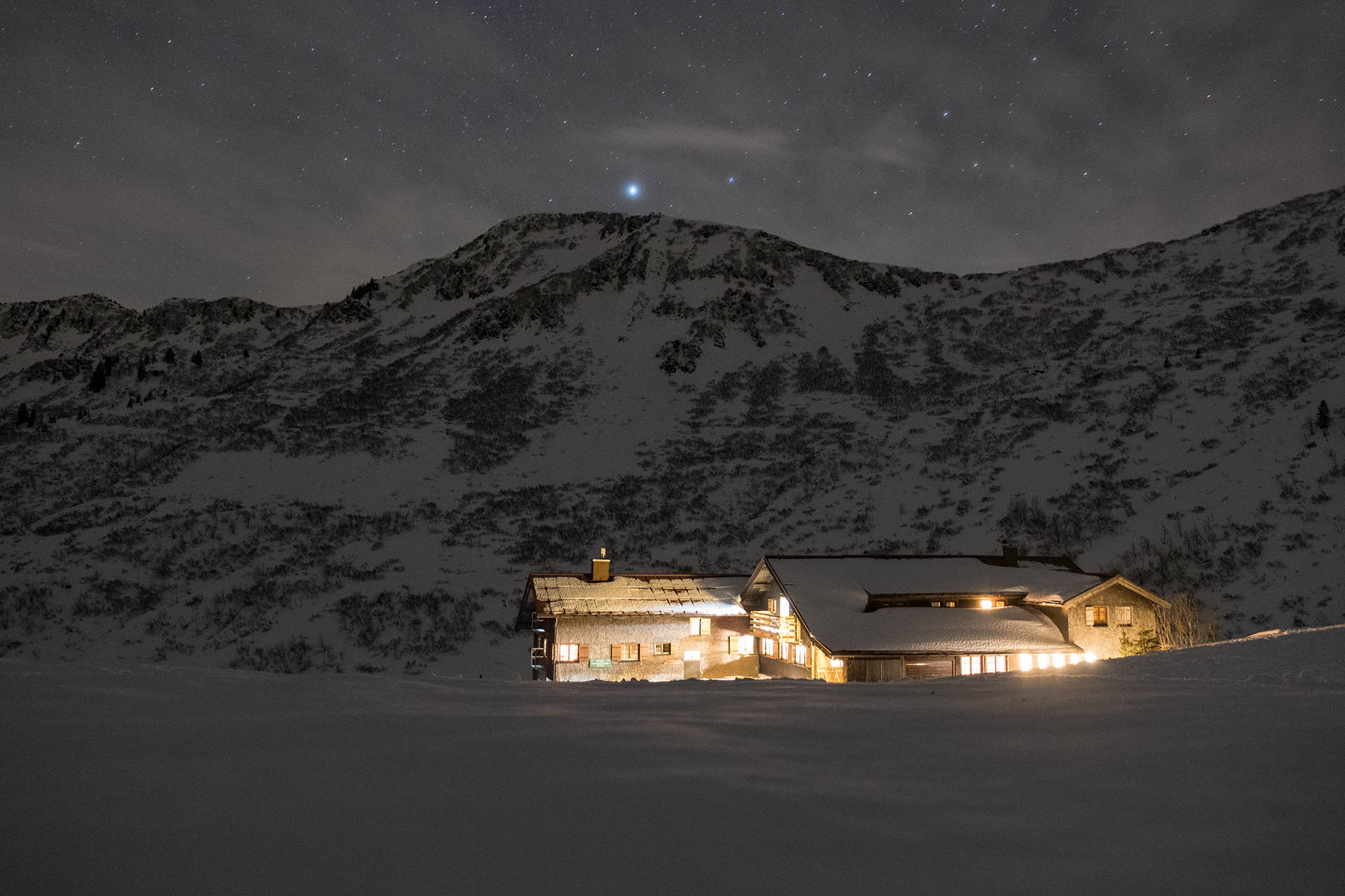 Schwarzwasserhütte mit Sternenhimmel