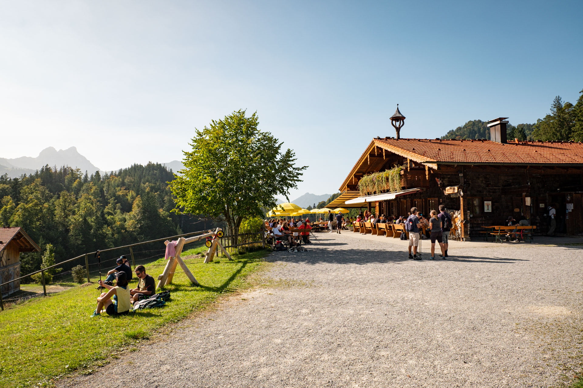 Wandern bei Füssen im Ostallgäu - Wanderung vom Alatsee auf die Salober Alm und den Salober mit Vierseenblick