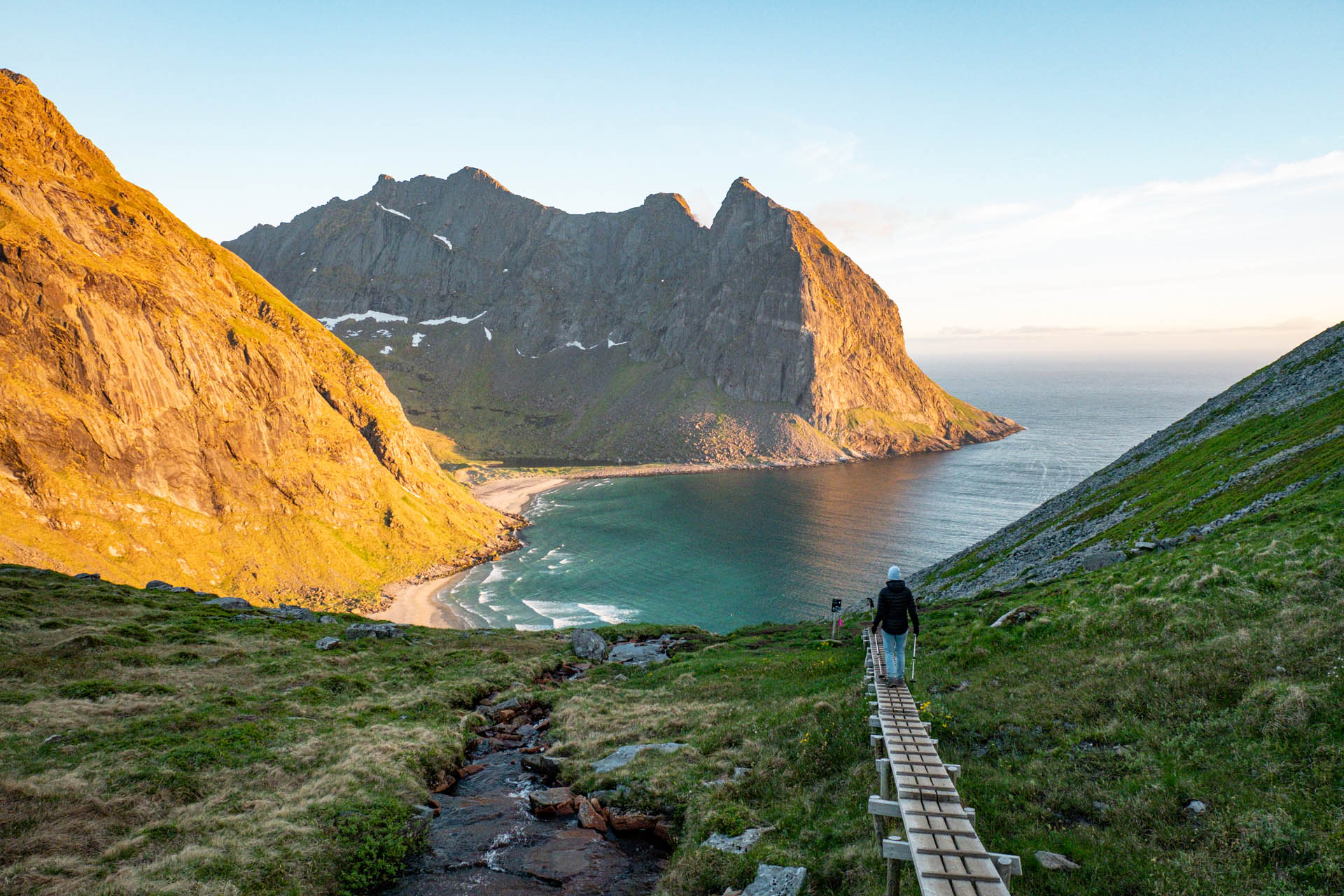 Wanderung vom Kvalvika Beach auf den Ryten auf den Lofoten in Norwegen