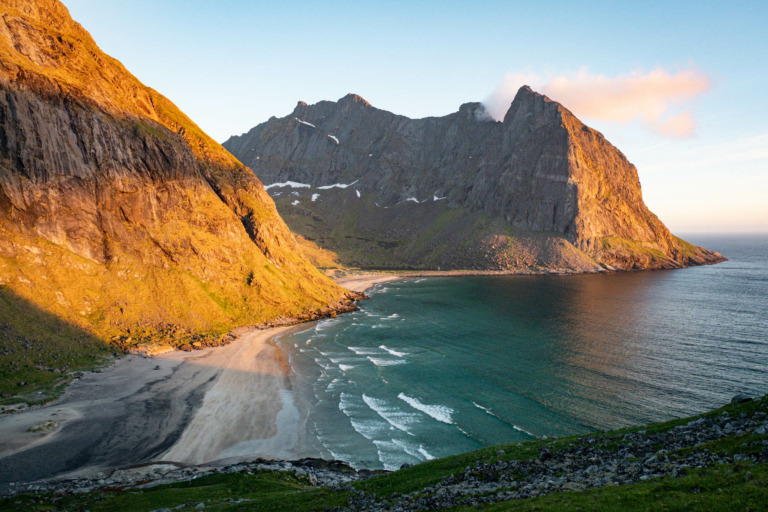 Wanderung vom Kvalvika Beach auf den Ryten auf den Lofoten in Norwegen