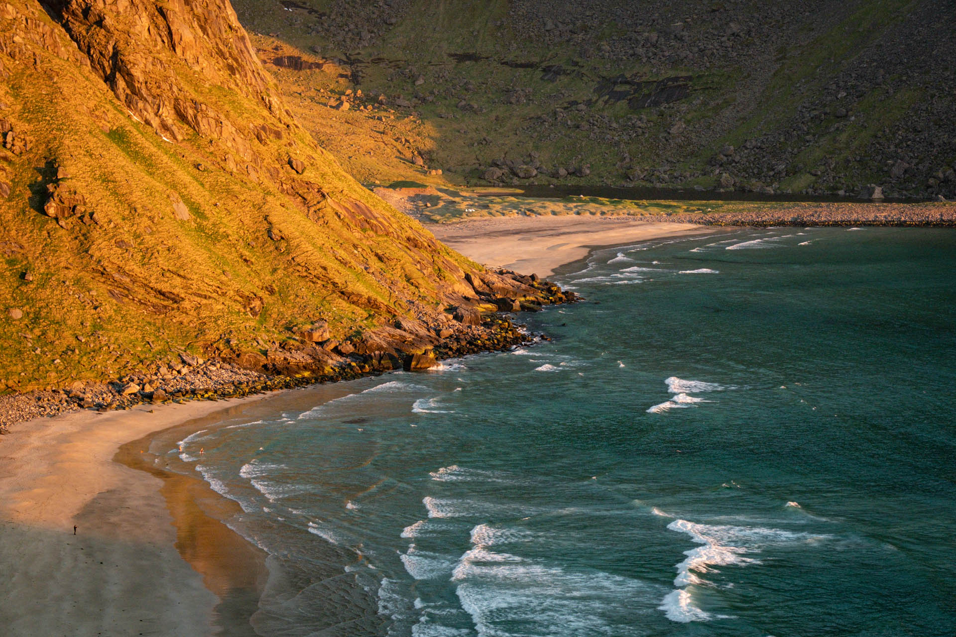 Wanderung vom Kvalvika Beach auf den Ryten auf den Lofoten in Norwegen