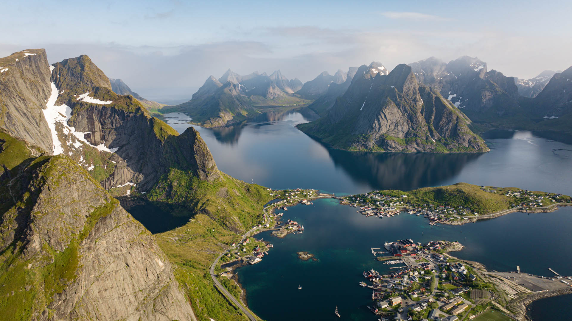 Wanderung von Reine auf den Reinebringen auf den Lofoten in Norwegen