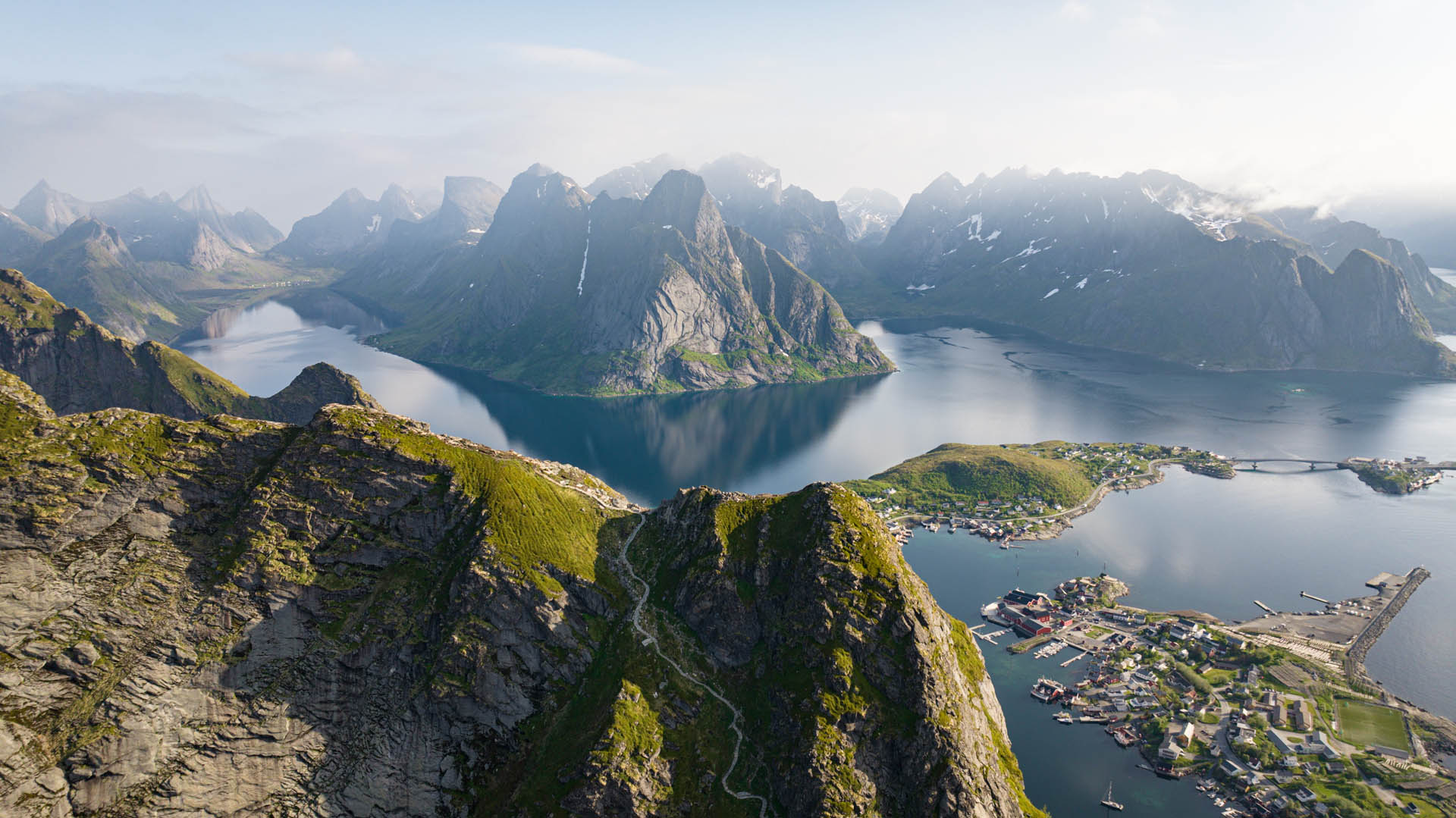 Wanderung von Reine auf den Reinebringen auf den Lofoten in Norwegen