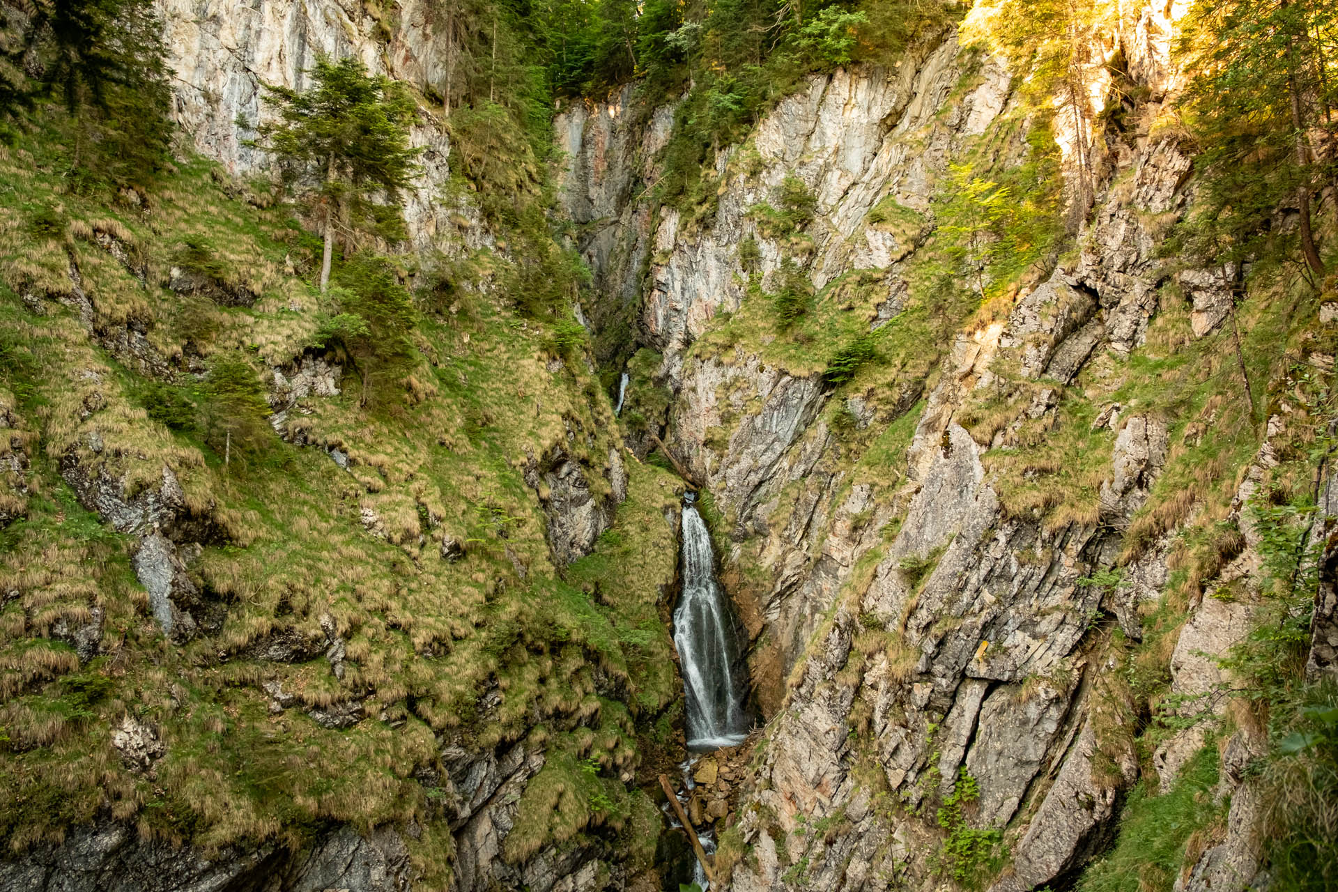 Wasserfall in der Reichenbachklamm zwischen Felswänden