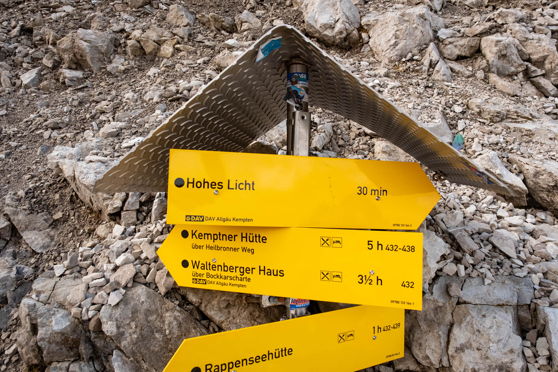 Wegweiser Richtung Hohes Licht und Richtung Heilbronner Höhenweg