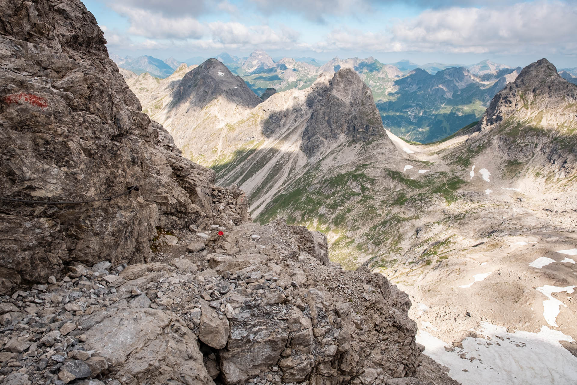 Heilbronner Höhenweg mit Aussicht auf die umliegenden Berggipfel