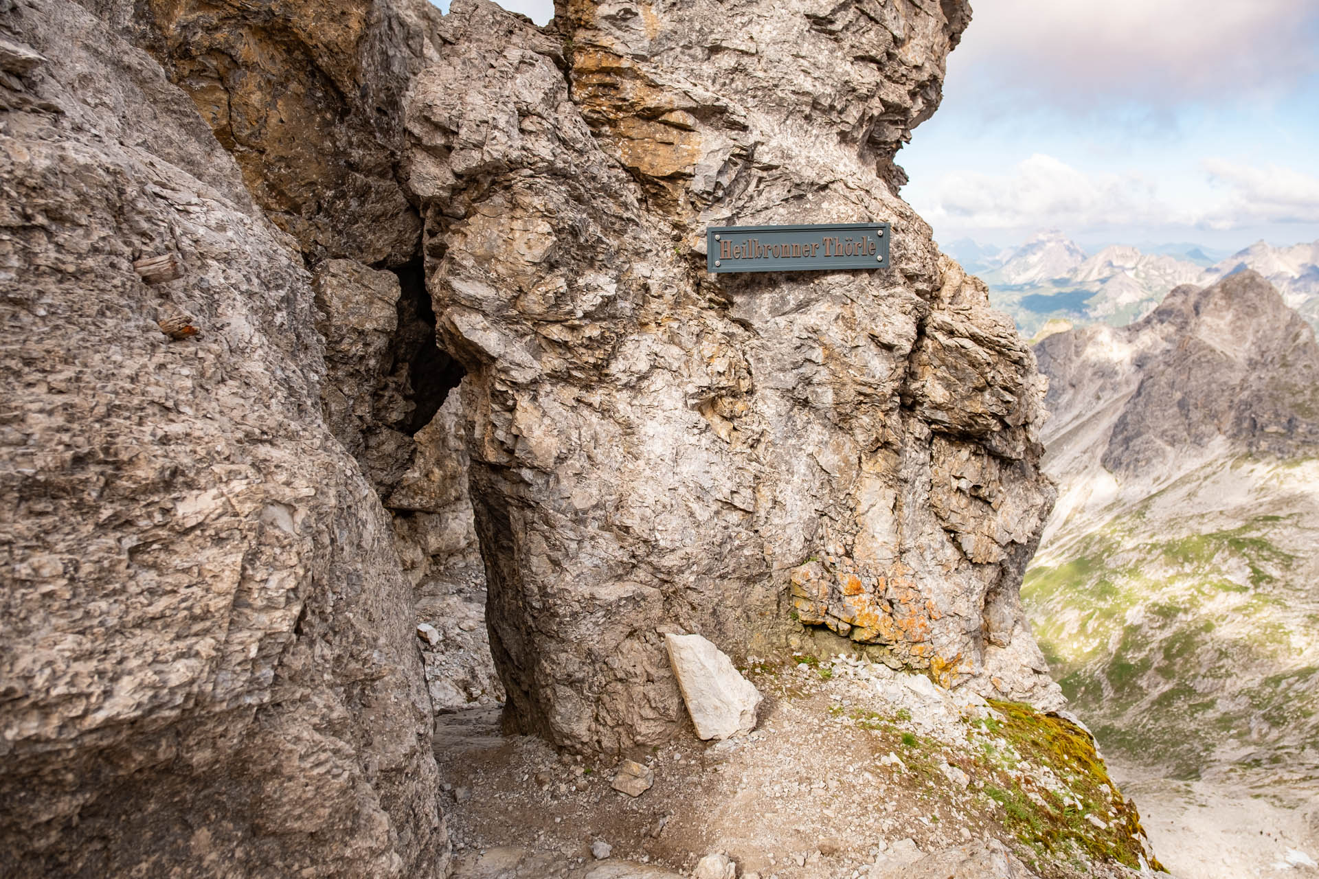 Das Heilbronner Thörle mit den Allgäuer Alpen im Hintergrund