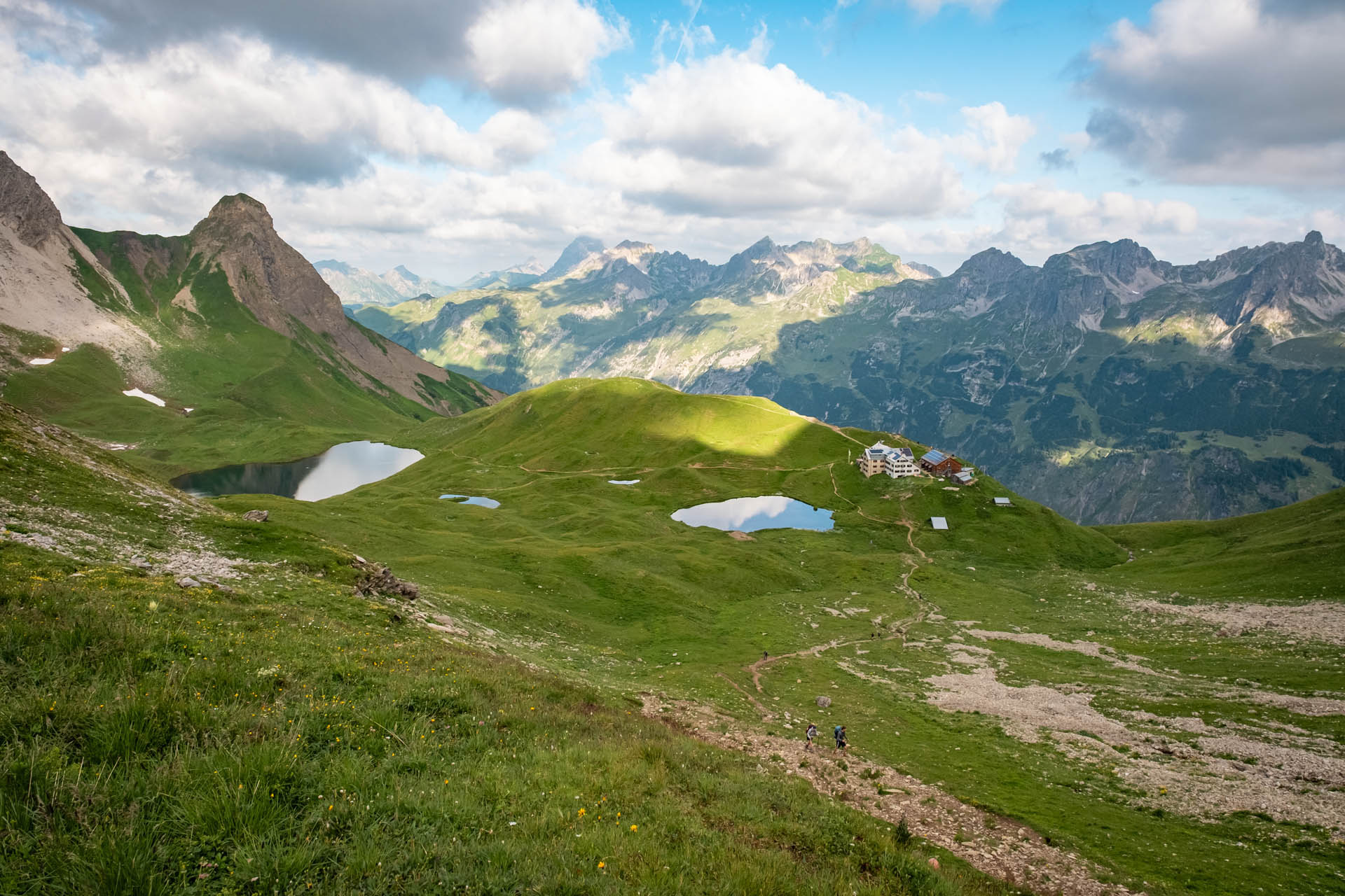 Blick auf die Rappenseehütte mit den Schafalpenköpfen im Hintergrund