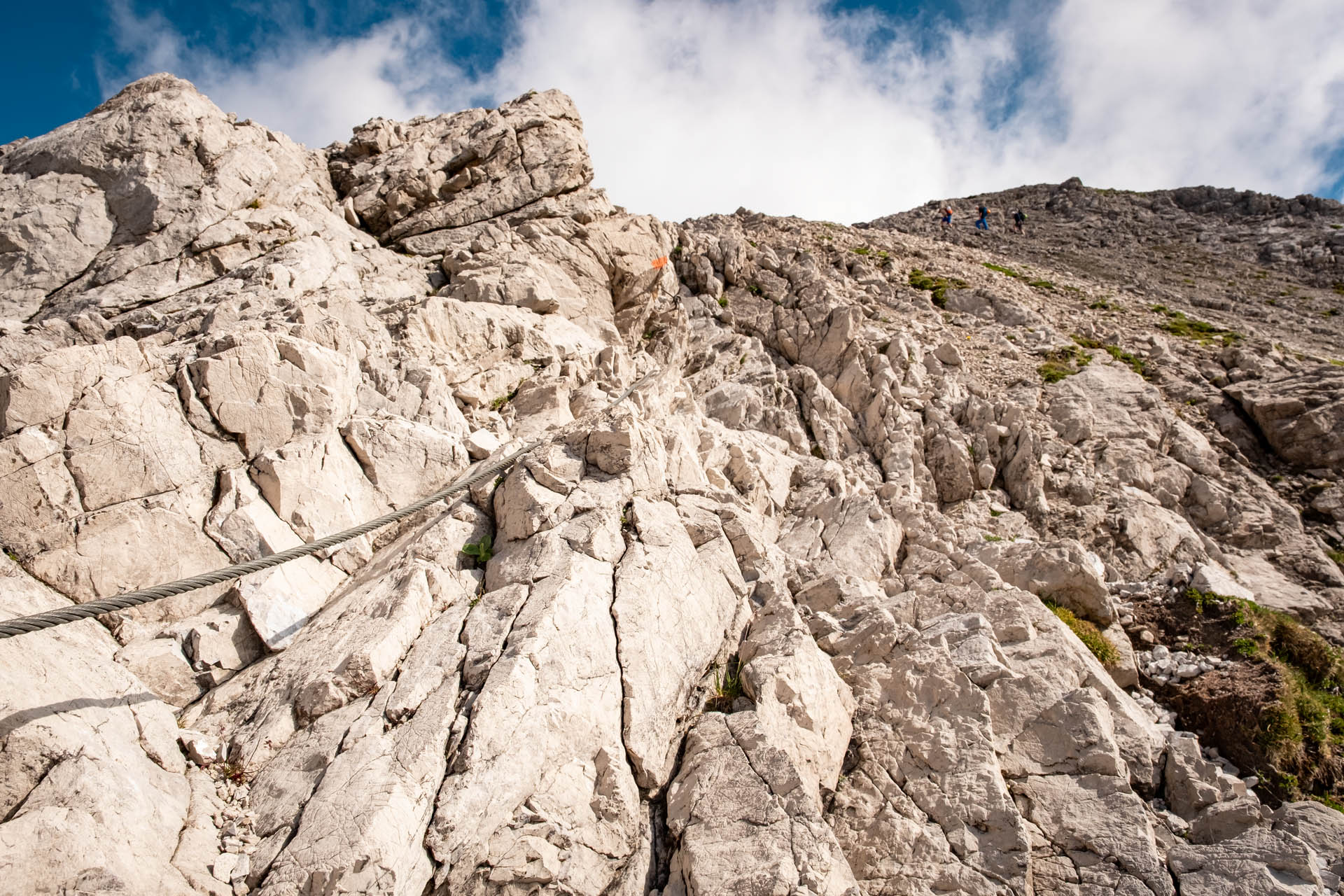 Seilversicherter Weg über Fels hinauf zum Bockkarkopf