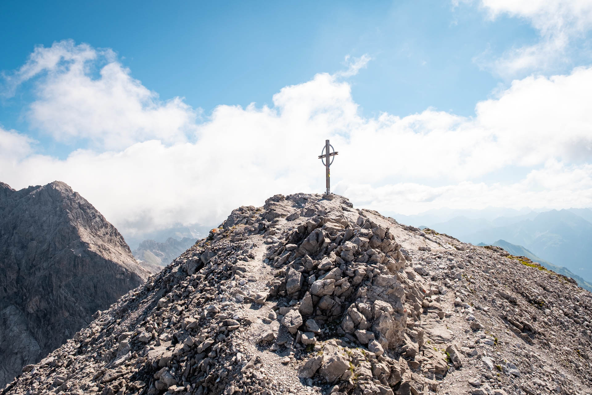Gipfelkreuz am Bockkarkopf in den Allgäuer Alpen auf dem Heilbronner Höhenweg