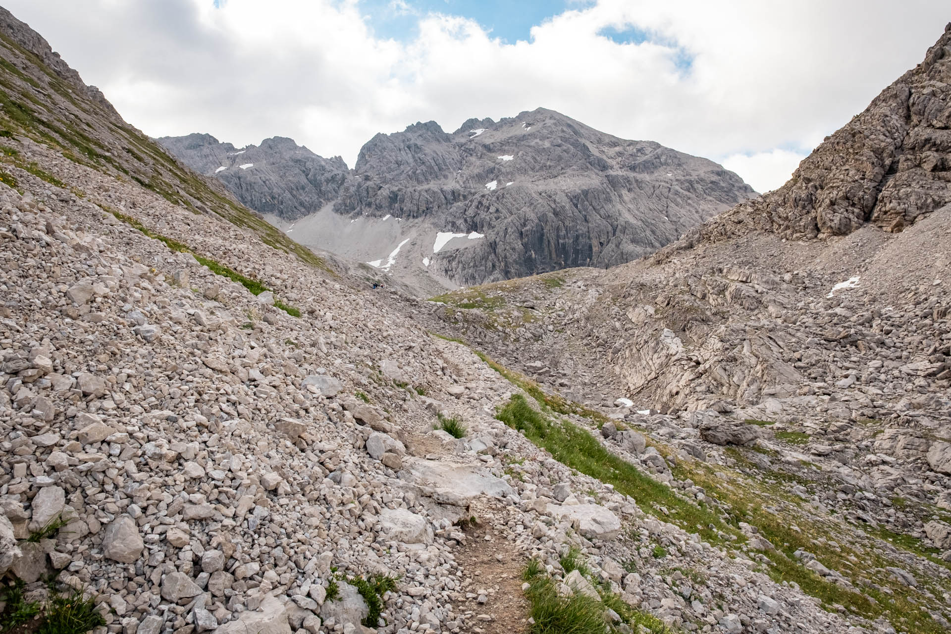 Blick über Geröllgelände hinauf zum Hohen Licht und der Bergkette am Heilbronner Höhenweg