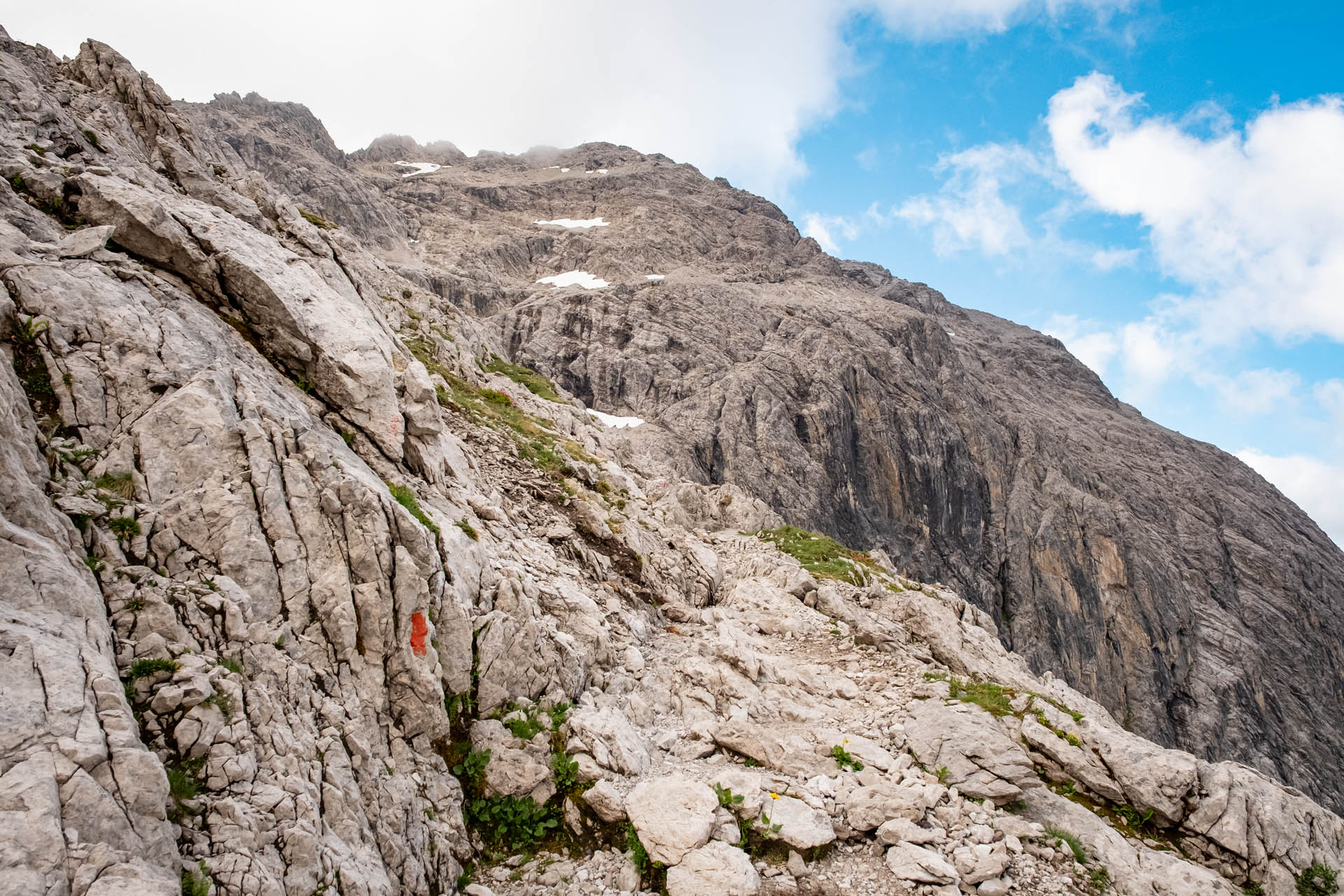 Aufstiegsweg über Felsen in den Allgäuer Alpen