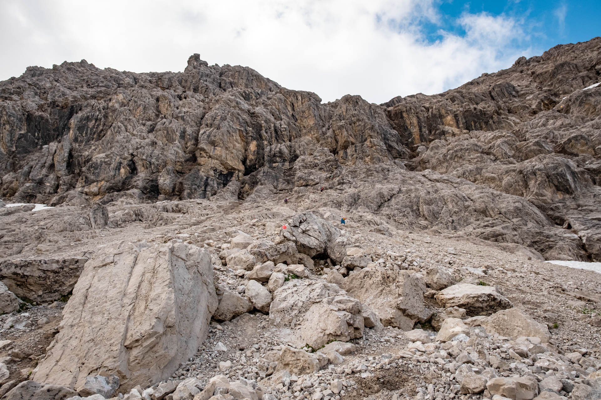 Aufstieg über Geröll, im Hintergrund der Heilbronner Höhenweg