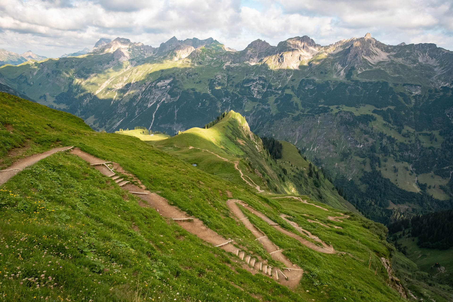 Wanderweg-Kehren unterhalb der Rappenseehütte mit Blick auf die Allgäuer Alpen