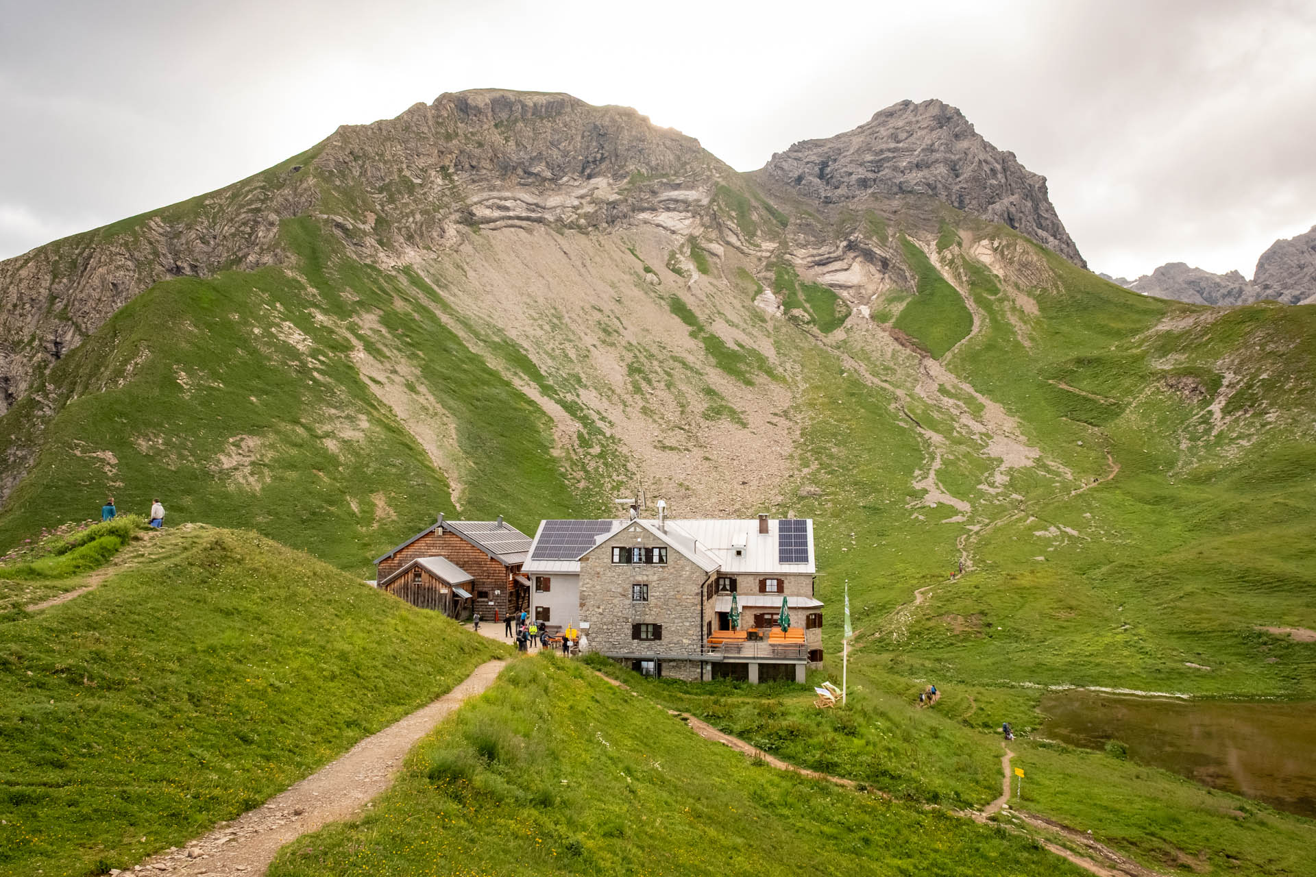 Rappenseehütte umgeben von Bergen