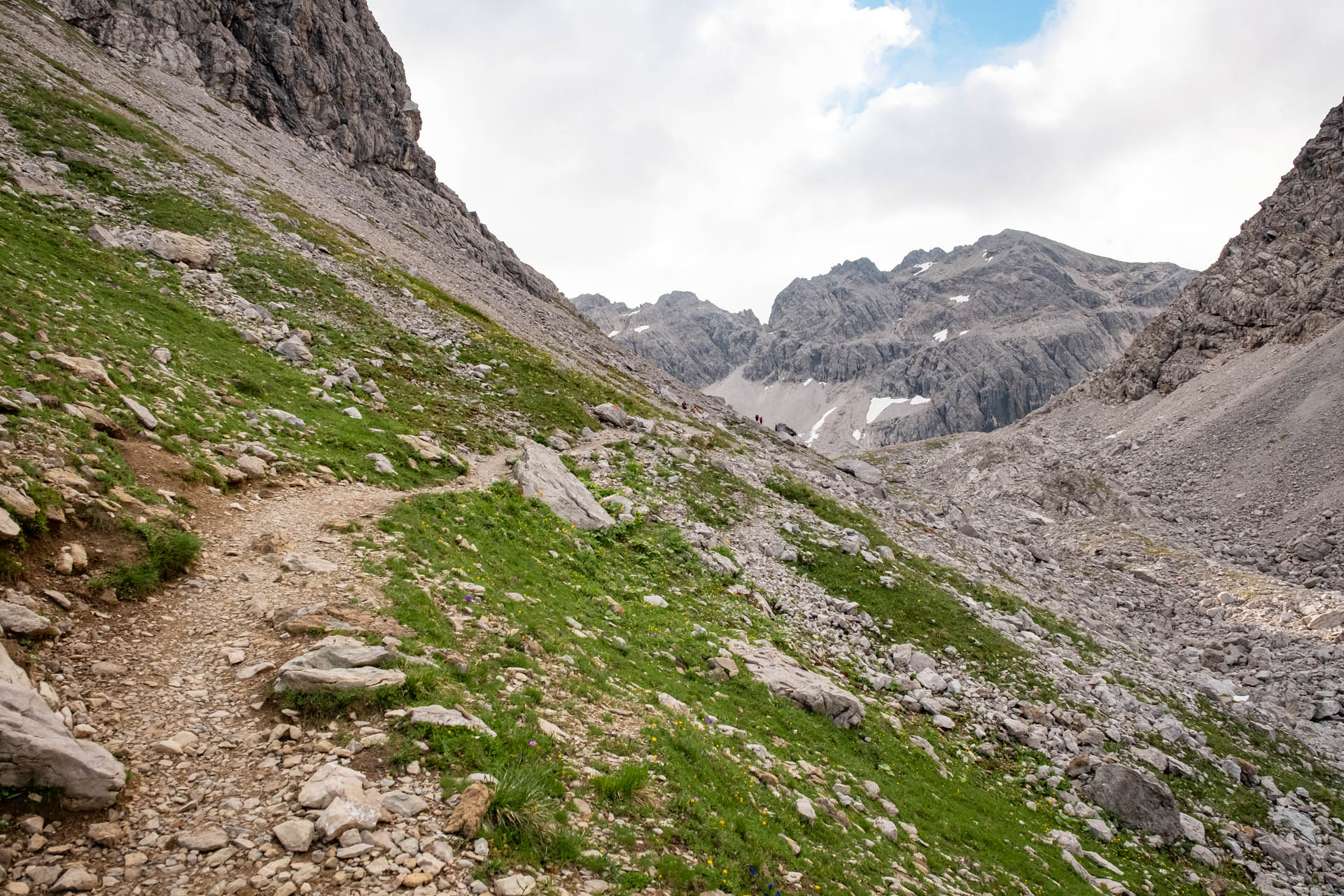 Hohes Licht mit Wanderweg und felsiger Umgebung