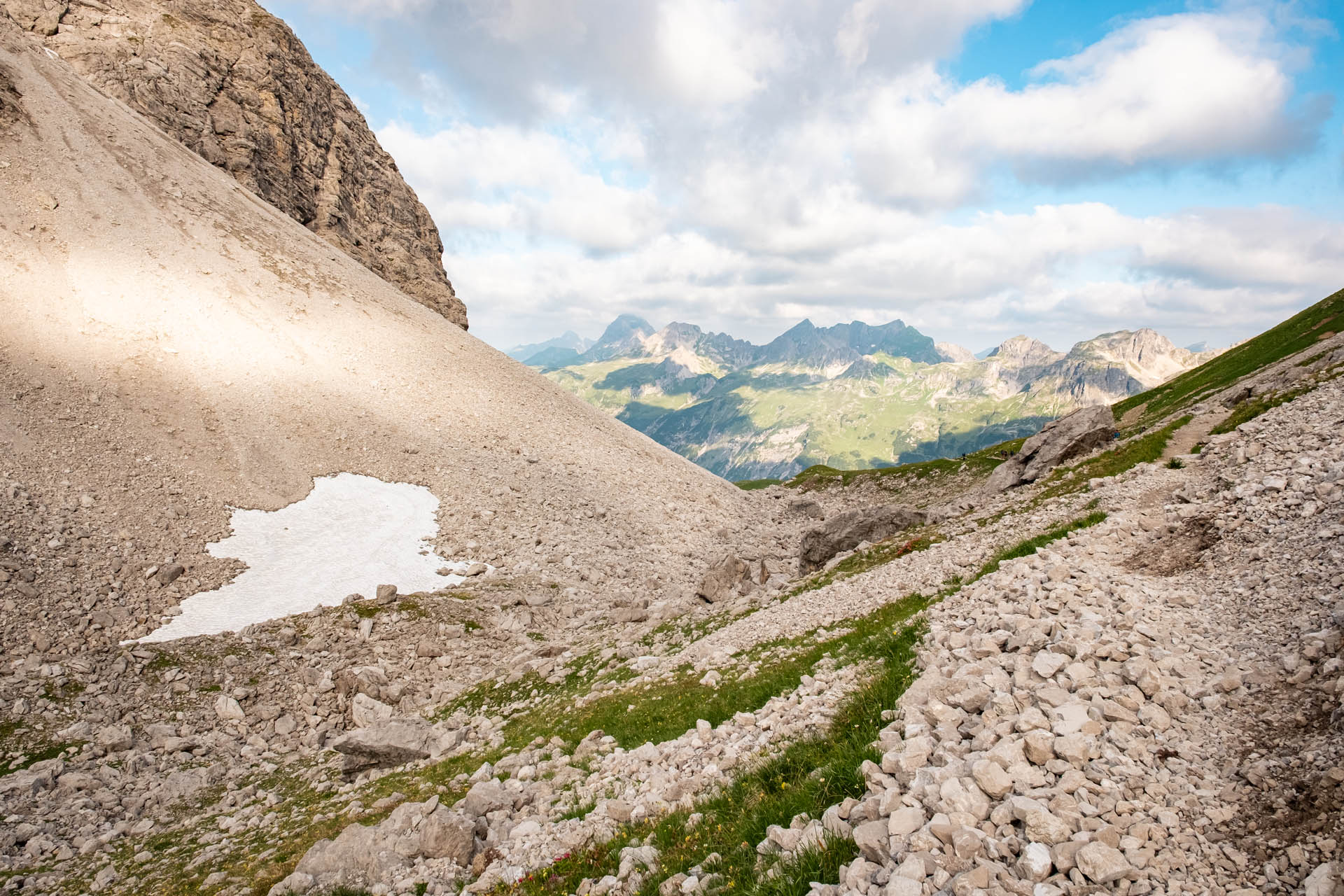Stimmungsvoller, felsiger Wanderweg oberhalb der Rappenseehütte auf dem Weg zu Hohes Licht