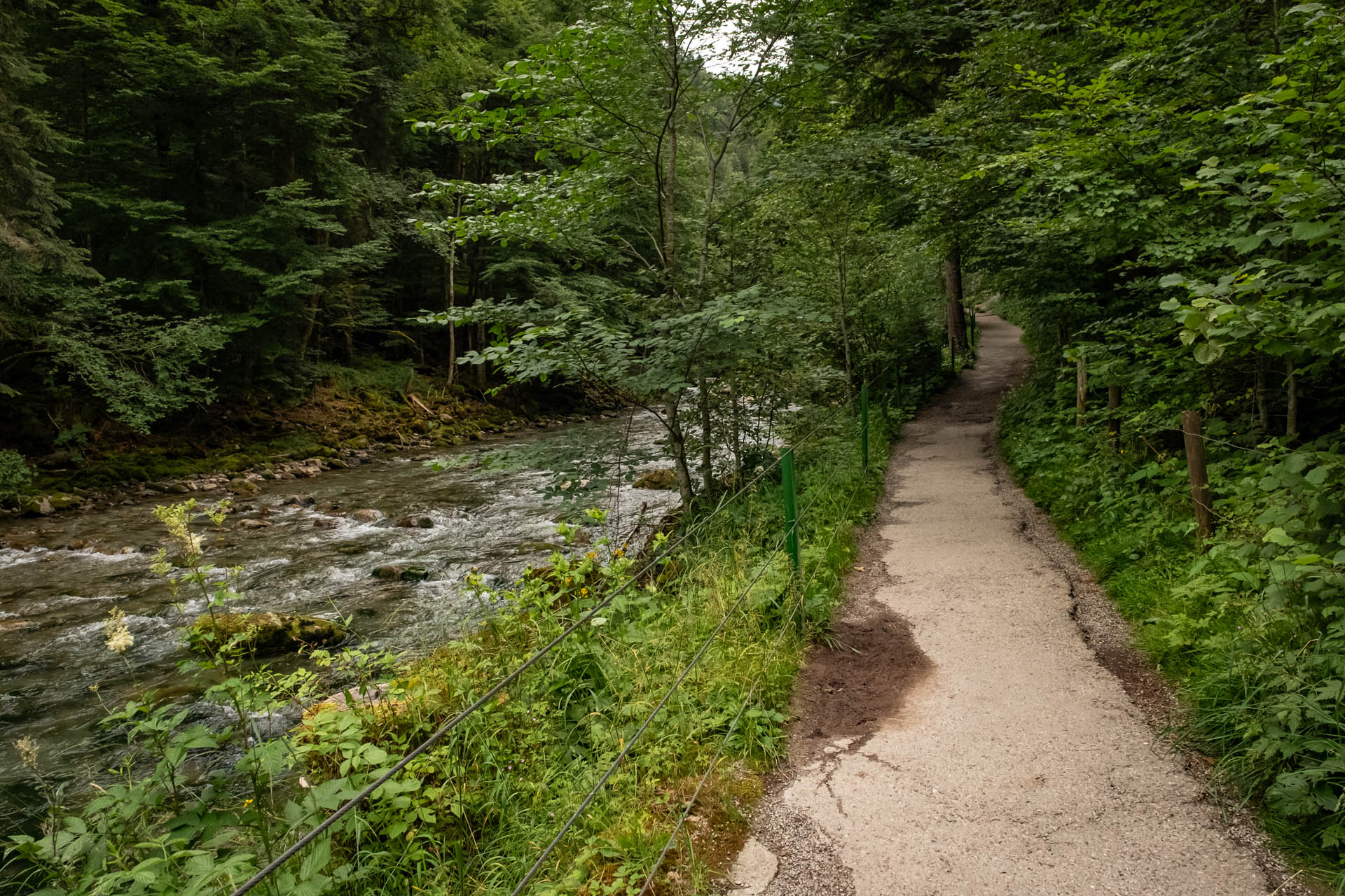 Start der Wanderung in die Breitachklamm - Weg neben der Breitach