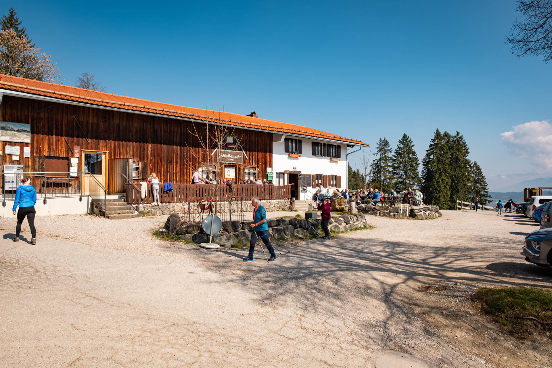 Die Schlossbergalm unterhalb der Burgruine Eisenberg