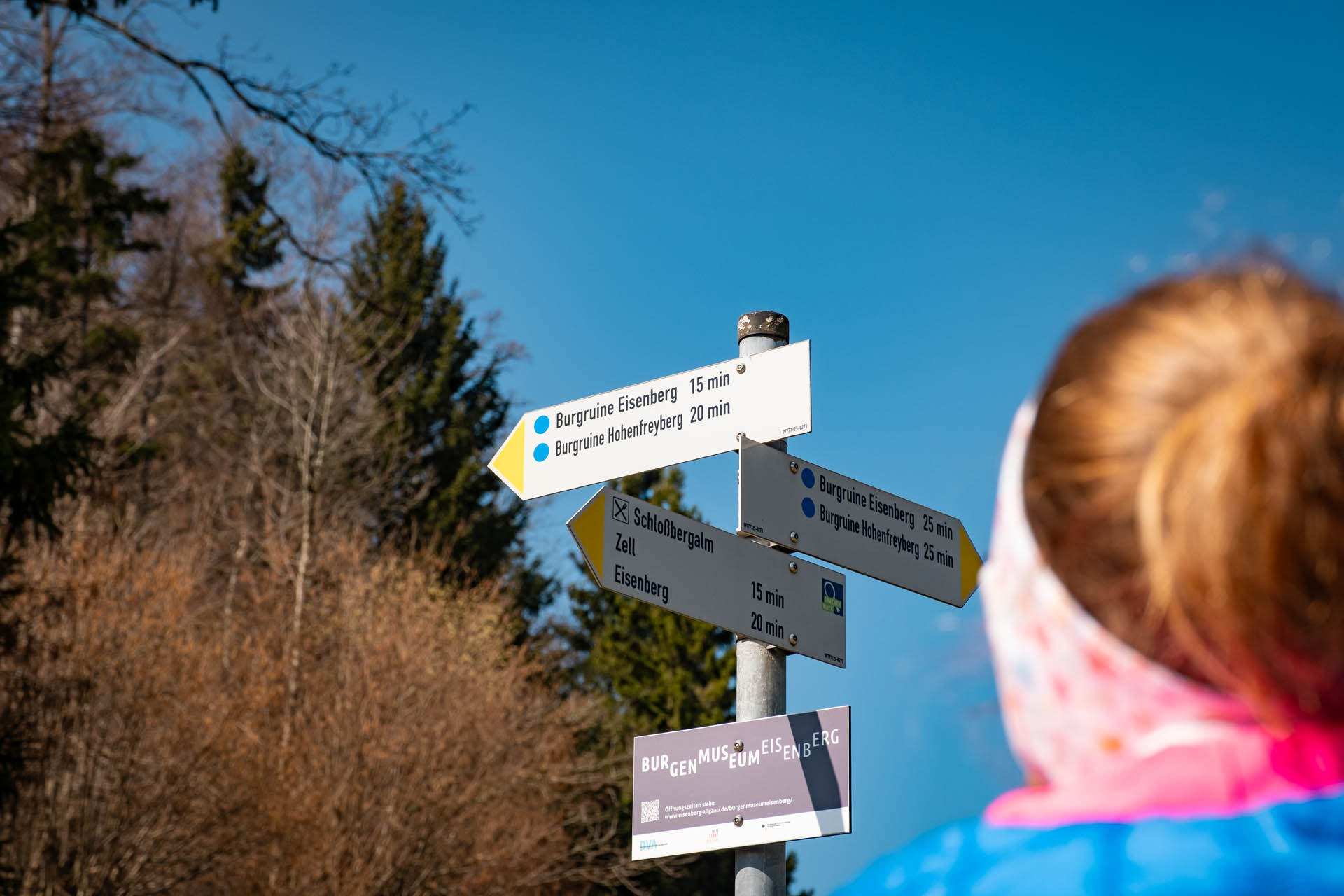 Wegweiser zur Burgruine Eisenberg und Hohenfreyberg