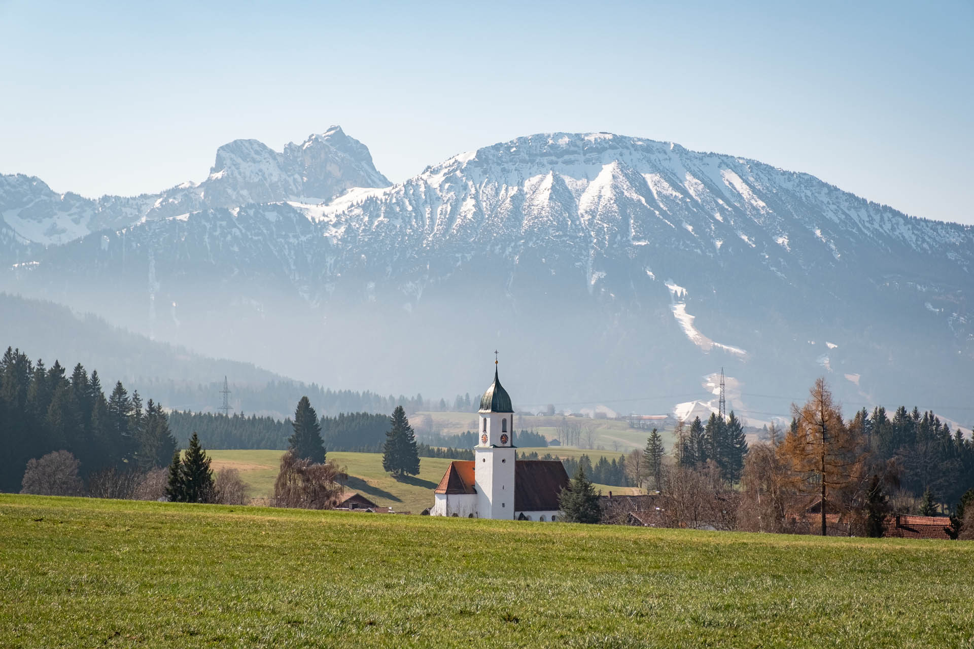 Aussicht auf den Breitenberg und Aggenstein sowie den Kirchturm von Zell auf der Wanderung zur Burgruine Eisenberg
