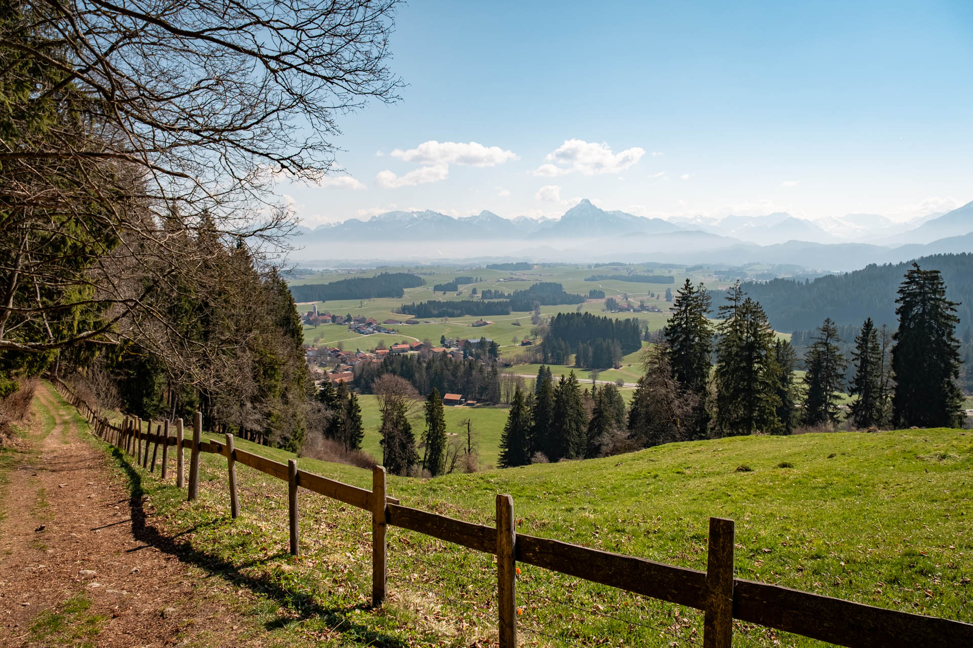 Ausblick auf die Berge auf der Wanderung zur Burgruine Eisenberg