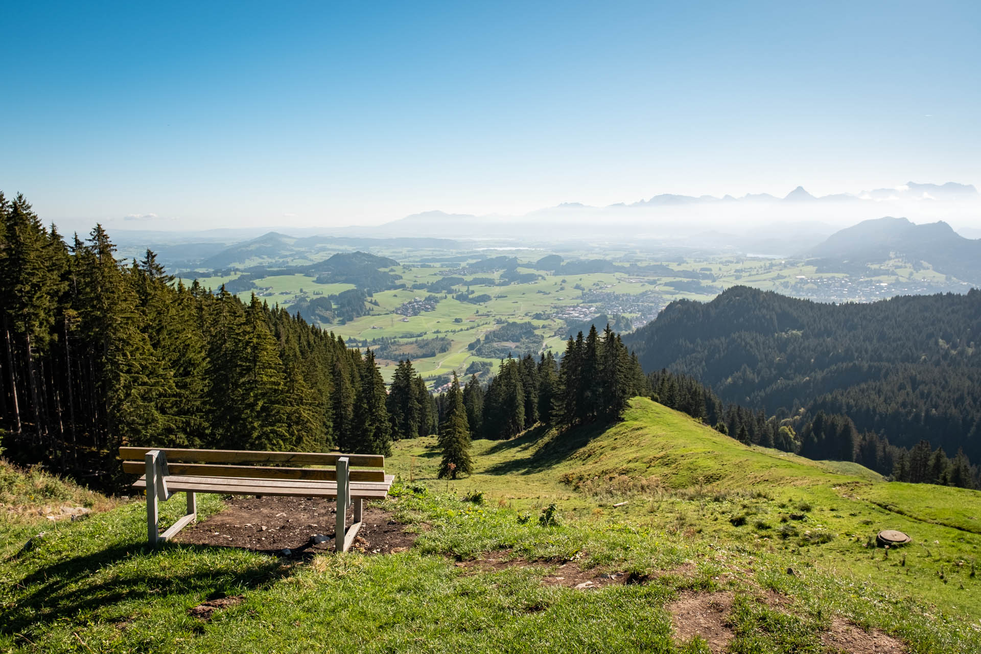 Auslick auf die Ostallgäuer Seenlandschaft im Aufstieg zur Alpspitz
