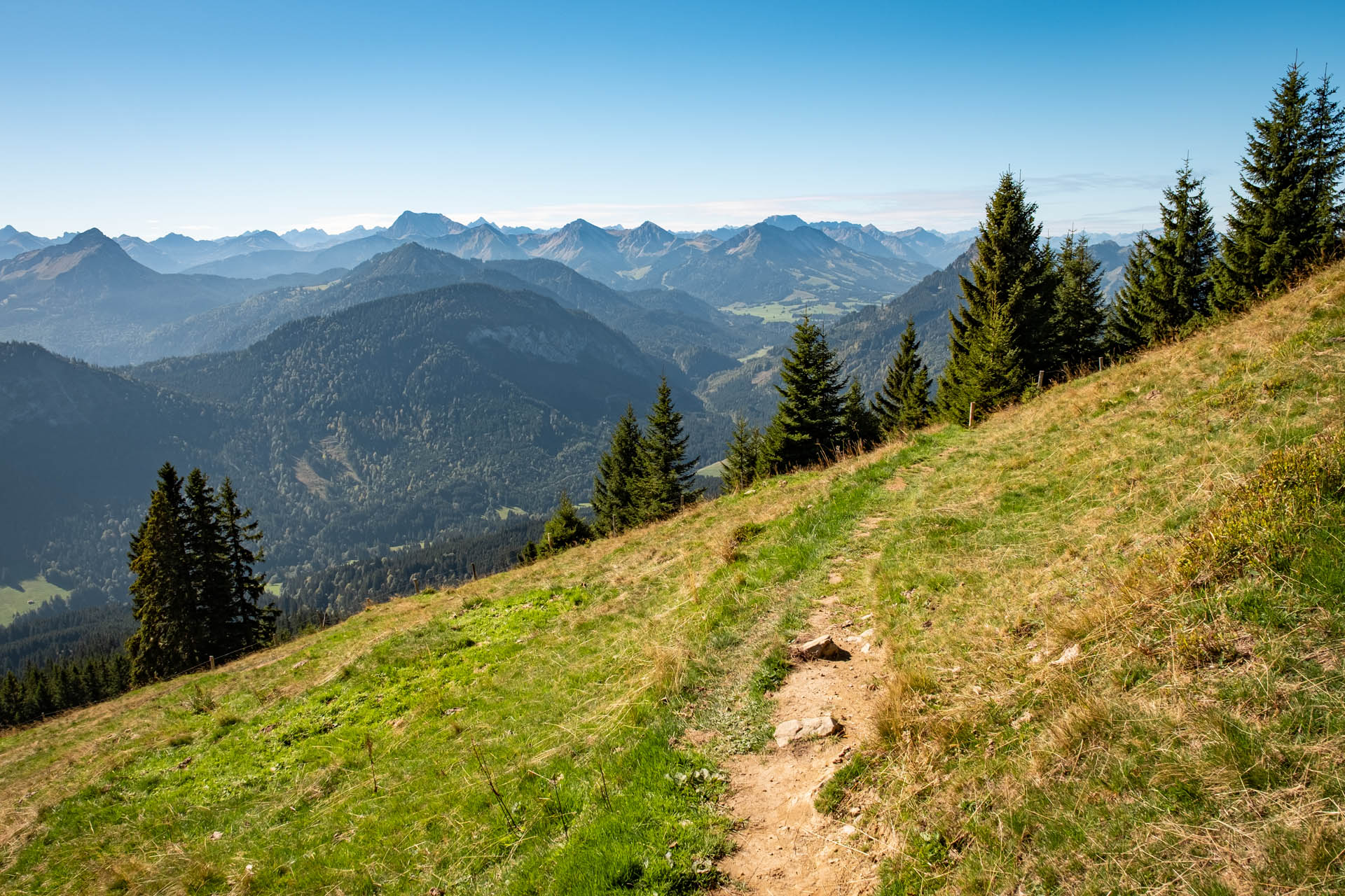 Bergpanorama im Abstieg vom Edelsberg