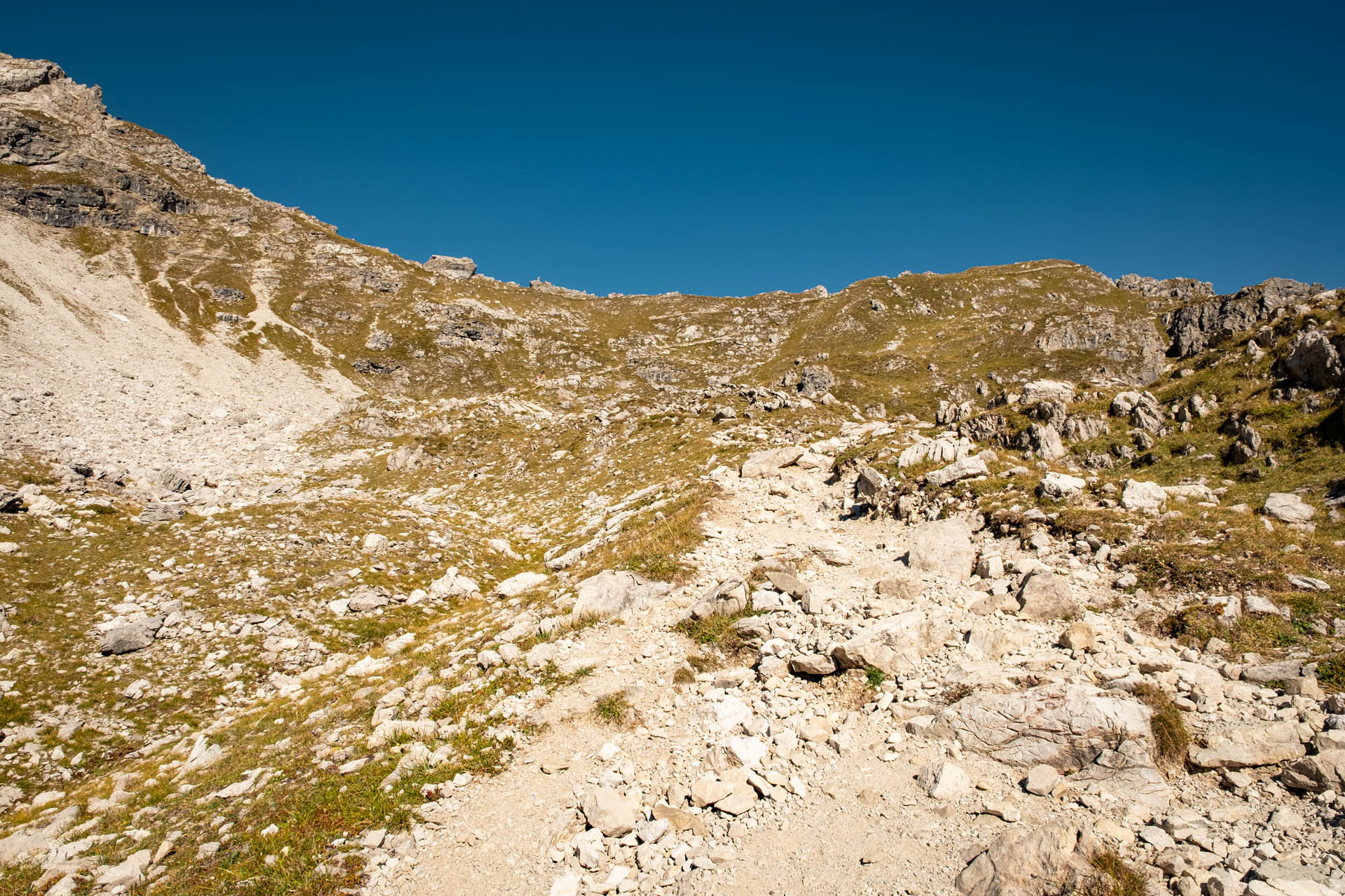 Aufstieg am Krumbacher Höhenweg zur Fiderepassscharte