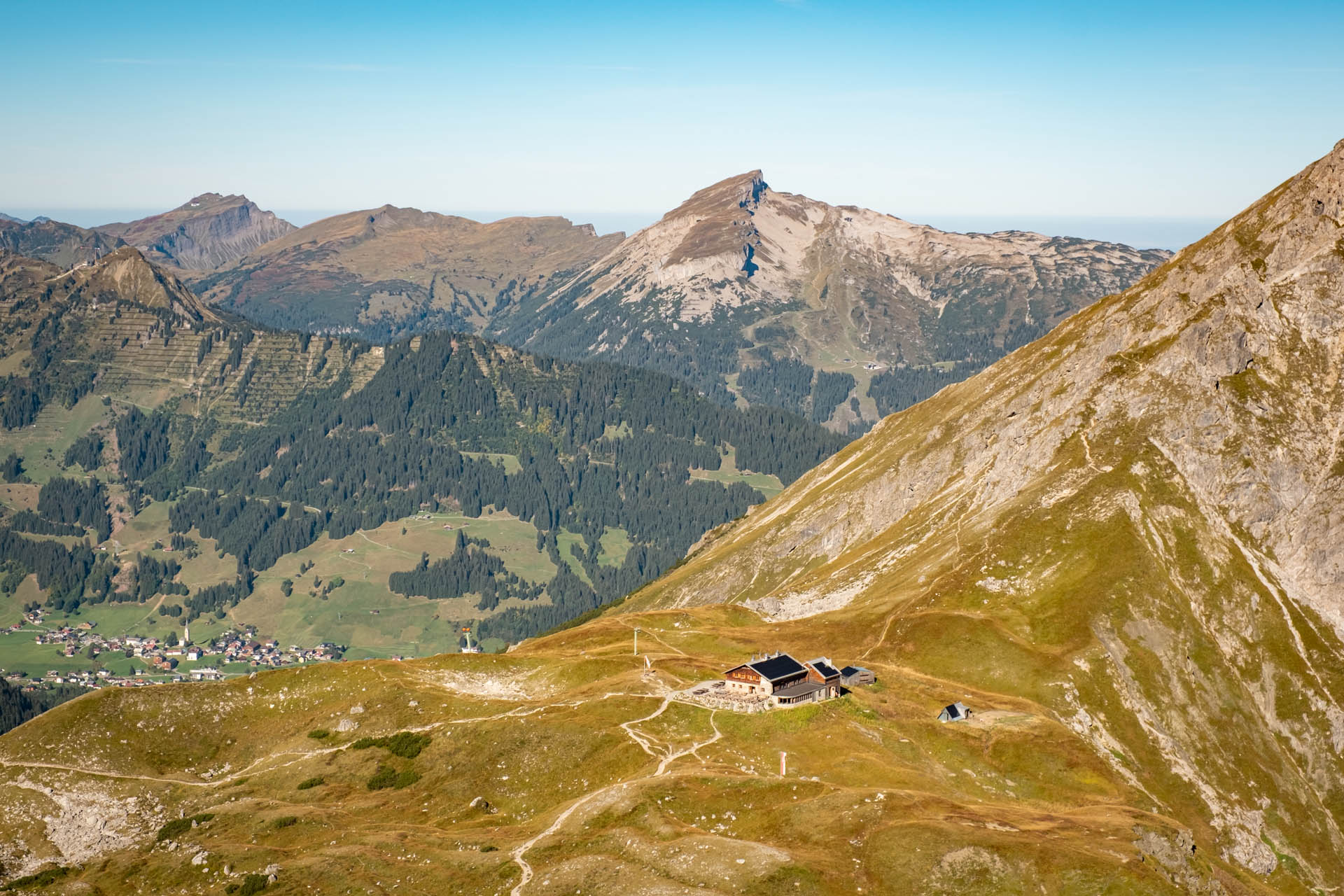 Blick zur Fiderepasshütte mit Hoher Ifen im Hintergrund