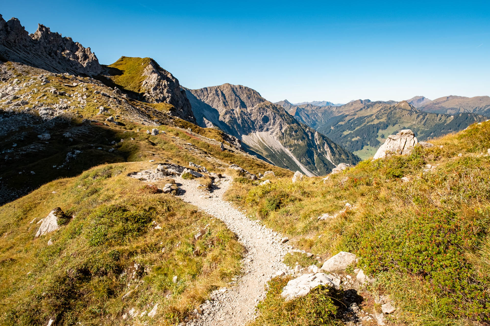 Wanderweg im Abstieg von der Fiderepasshütte