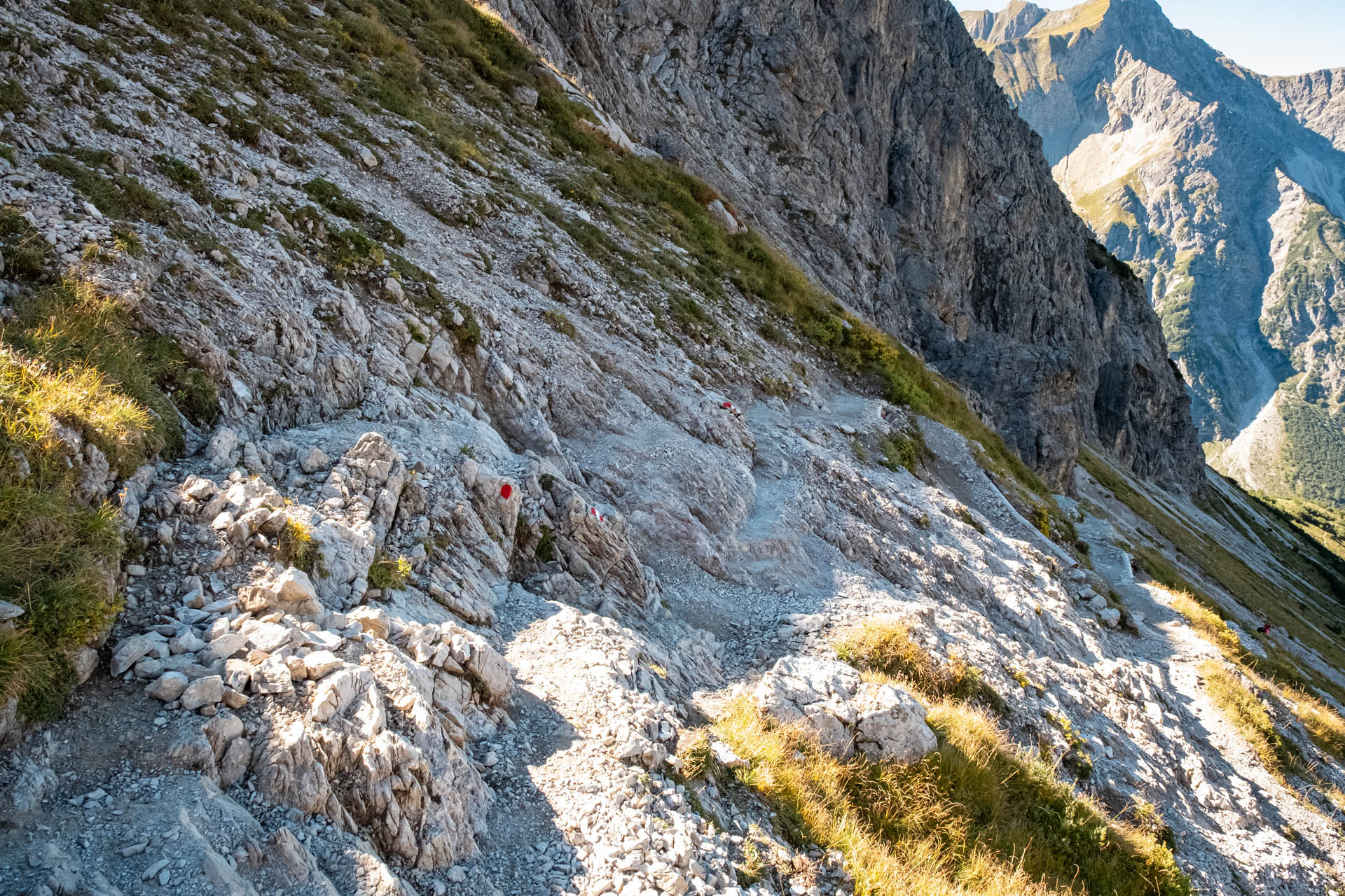 Wanderweg von der Fiderepasshütte ins Wildental, teils felsdurchsetzt
