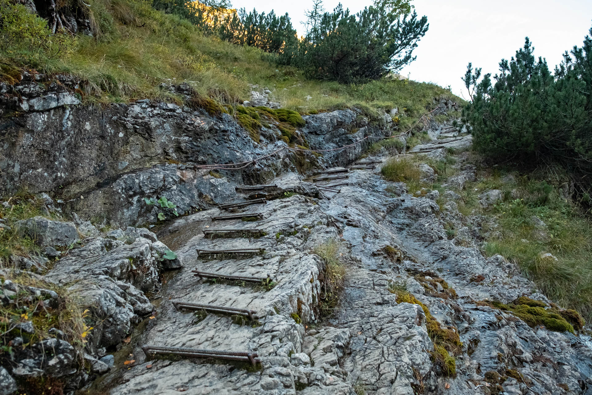 Treppenstufen im Fels auf dem Weg zur Hinteren Wiesalpe