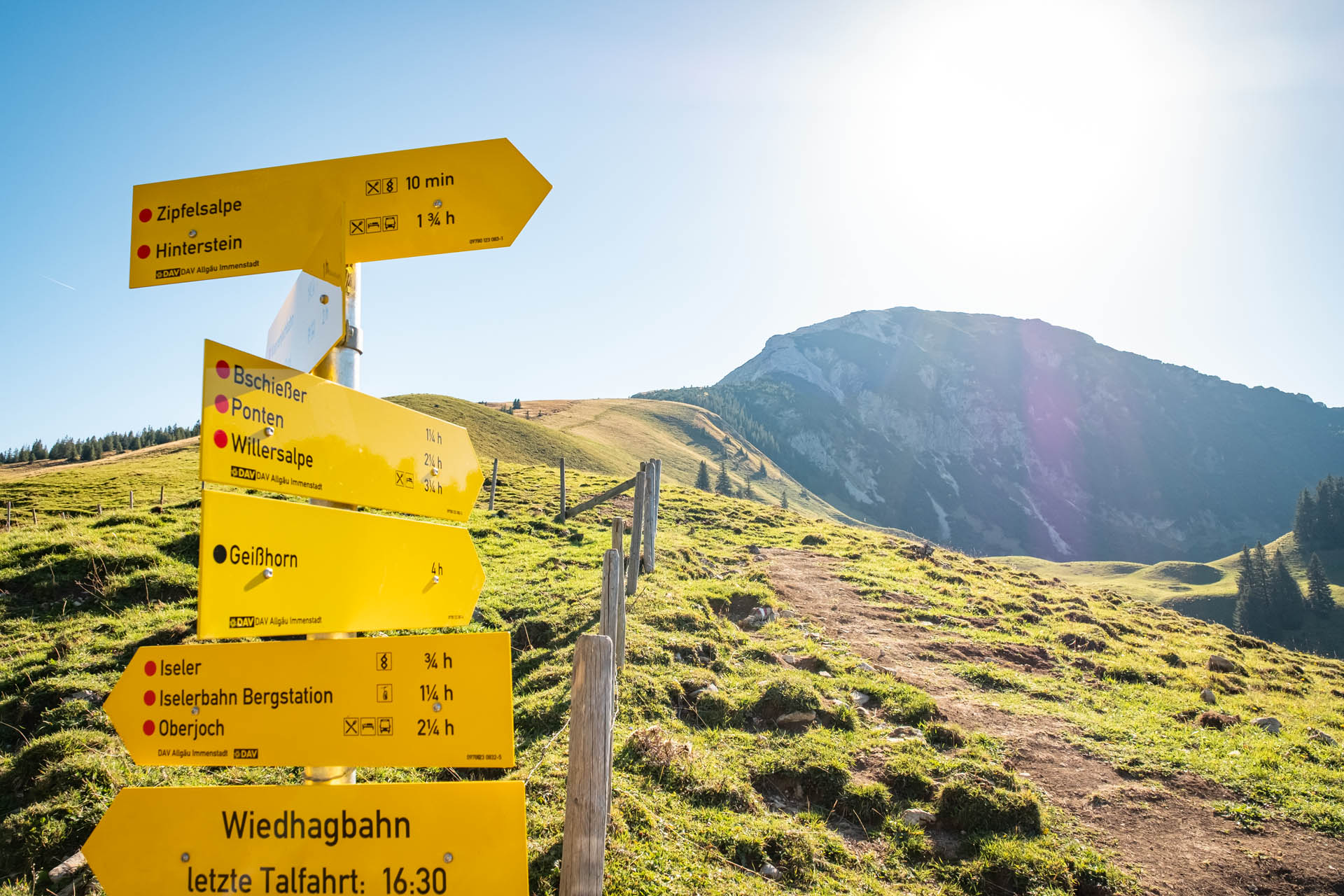 Wegweiser Richtung Bschießer und Ponten, im Hintergrund der Bschießer